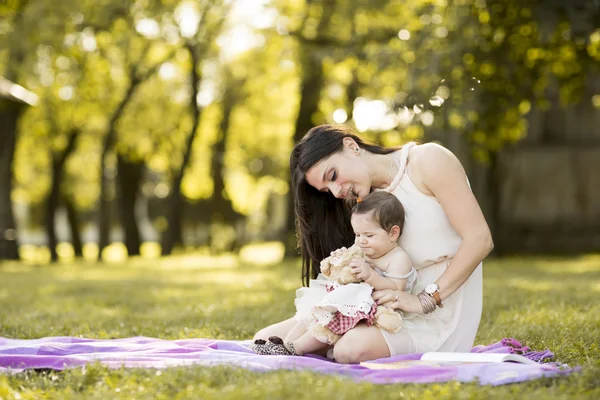 Anne ve bebek parkta. — Stok fotoğraf