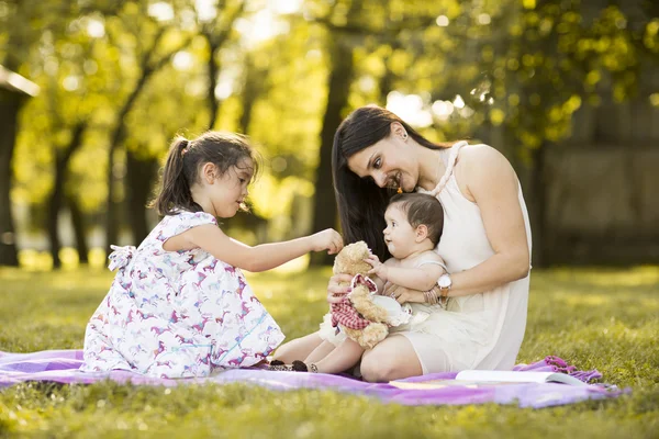 Mãe com duas meninas — Fotografia de Stock