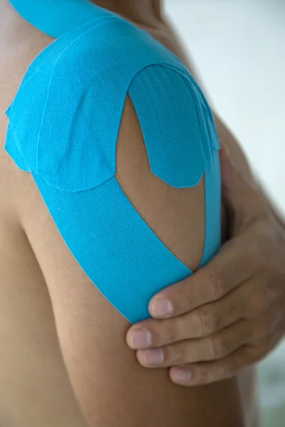 Bandage adhésif sur l'épaule — Photo