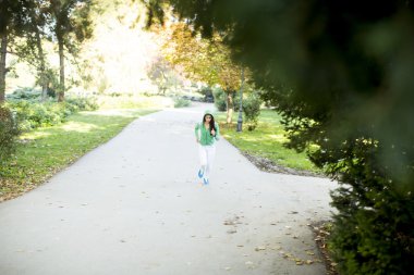 çalışan genç bir kadın