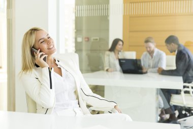 Ofisteki genç bayan.