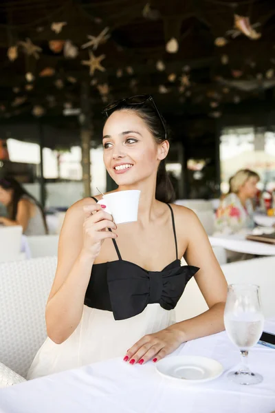 Jonge vrouw in het restaurant — Stockfoto