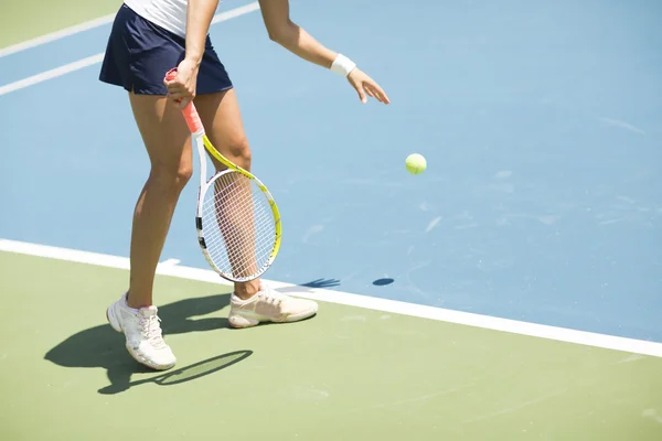 Femme jouant au tennis — Photo