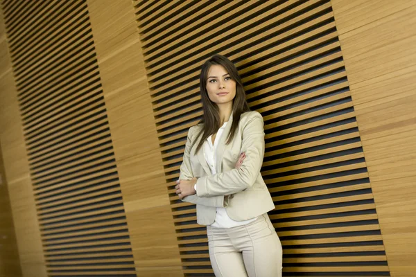 Jeune femme dans le bureau — Photo