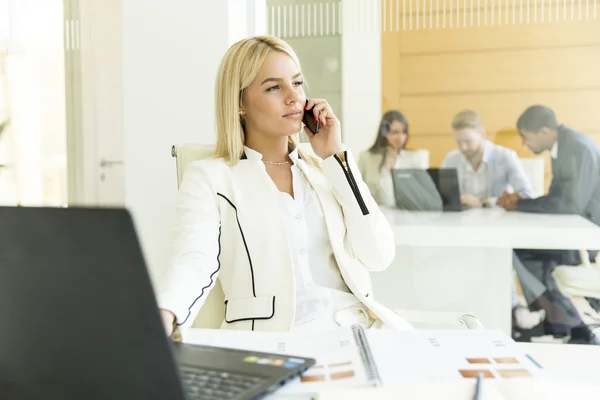 Les jeunes dans le bureau — Photo