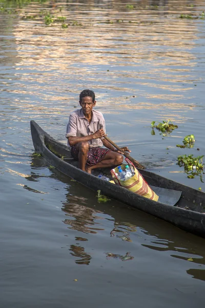 Un homme sans défense dans les eaux infernales du Kerala — Photo