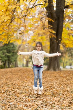 sonbahar parkta kız