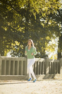 çalışan genç bir kadın