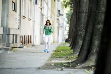 çalışan genç bir kadın