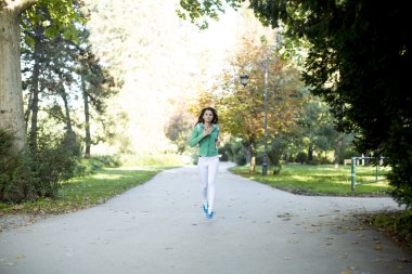 çalışan genç bir kadın