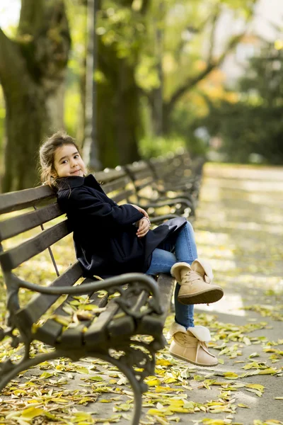 在秋天的公园里的女孩 — 图库照片