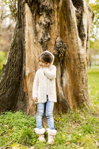 Sonbahar parkta kız — Stok fotoğraf