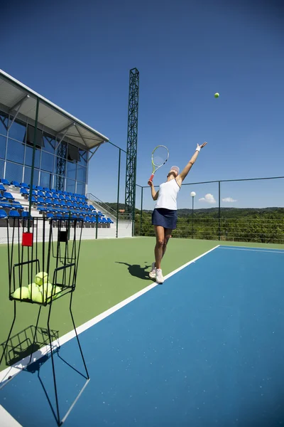 Mujer jugando tenis — Foto de Stock