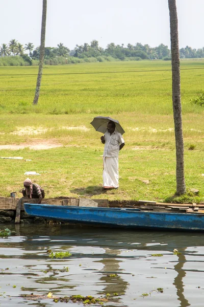 Unindetified man op backwaters van Kerala — Stockfoto
