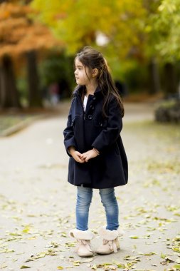 sonbahar parkta kız