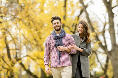 Parktaki genç çift.