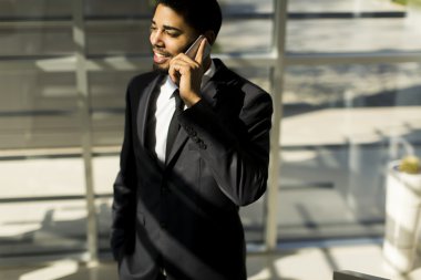 cep telefonu ofiste olan adam