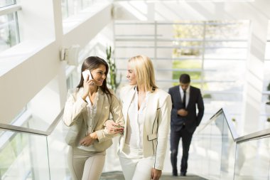 ofiste yürüyen insanlar