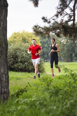 Parkta koşan gençler