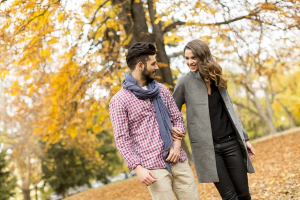 Jeune couple dans le parc — Photo