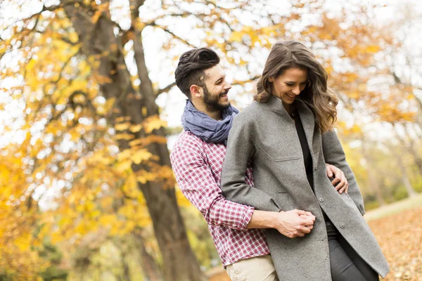 Jovem casal no parque — Fotografia de Stock