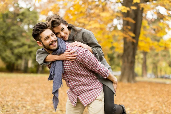 Giovane coppia nel parco — Foto Stock