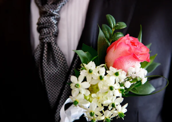 Terno de noivos e boutonniere — Fotografia de Stock