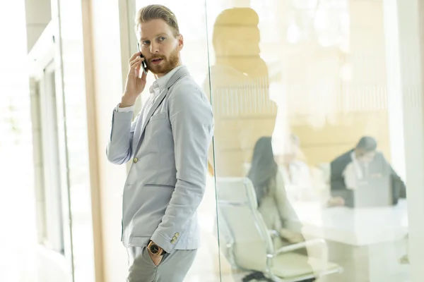 Homem com telefone móvel — Fotografia de Stock