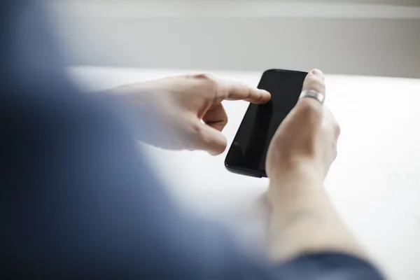 Junger Mann mit Smartphone — Stockfoto