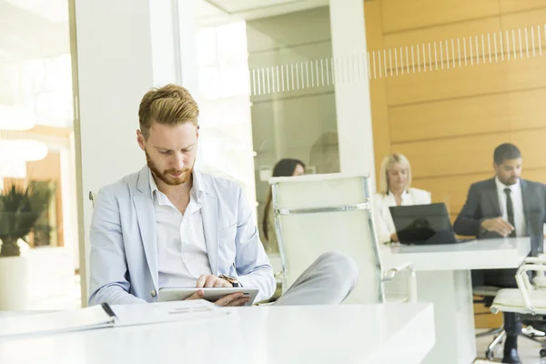 Les jeunes dans le bureau — Photo