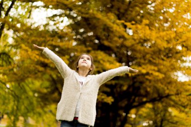 sonbahar parkta kız