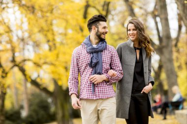 Parktaki genç çift.