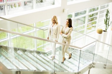 Ofiste yürüyen kadınlar