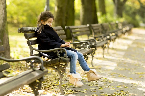 Ragazza al parco autunnale — Foto Stock