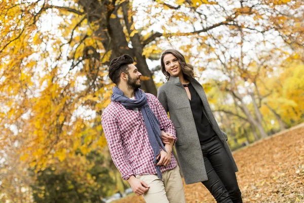 Giovane coppia nel parco — Foto Stock