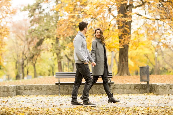 Giovane coppia nel parco — Foto Stock