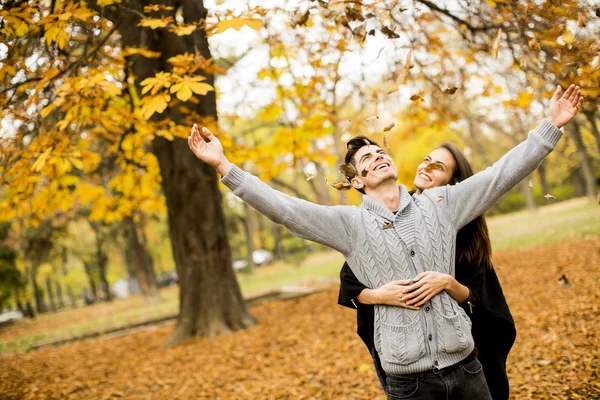 Jong stel in het park — Stockfoto