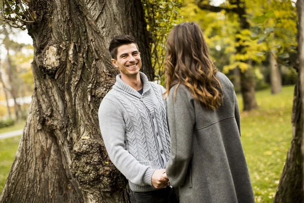 Jong stel in het park — Stockfoto