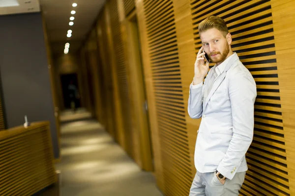 Homem com telefone móvel — Fotografia de Stock