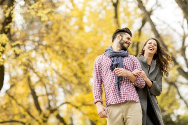 Parktaki genç çift.