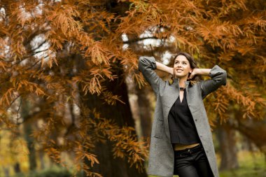 Sonbahar parkındaki kadın.