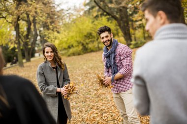 Sonbahar parkta genç insanlar