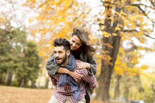 Junges Paar im Park — Stockfoto