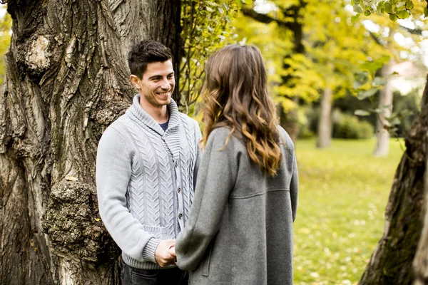 Junges Paar im Park — Stockfoto