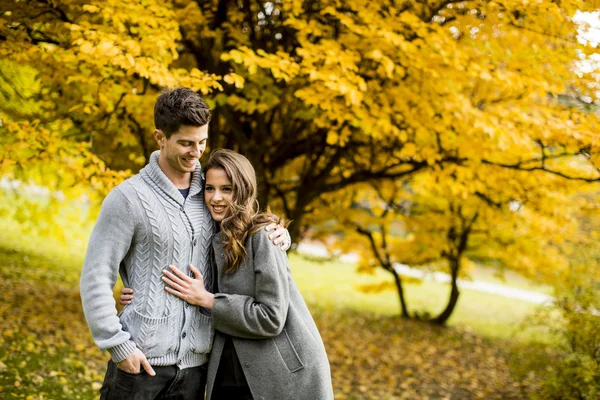 Jeune couple dans le parc — Photo