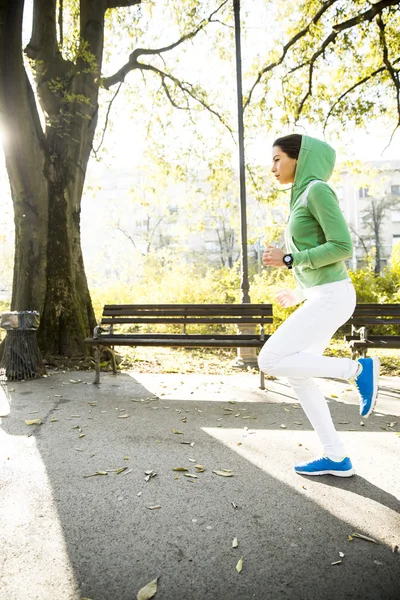 Mujer joven corriendo —  Fotos de Stock