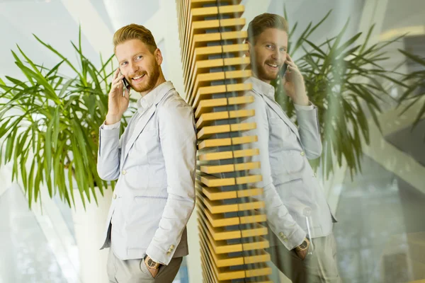 Homem com telefone móvel — Fotografia de Stock