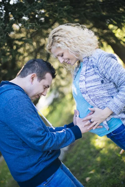 Νεαρό ζευγάρι έγκυος — Φωτογραφία Αρχείου