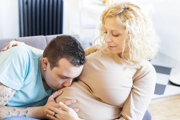 Casal esperar pelo bebê — Fotografia de Stock