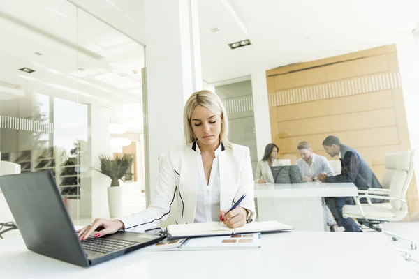 Junge Leute im Büro — Stockfoto